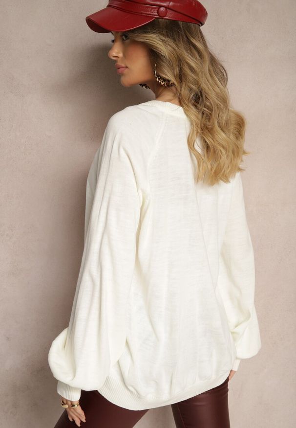 Renee - Jasnobeżowy Sweter Oversize Ozdobiony Szerokimi Ściągaczami Anittia. Okazja: na co dzień. Kolor: beżowy. Materiał: jeans. Wzór: aplikacja. Styl: klasyczny, casual
