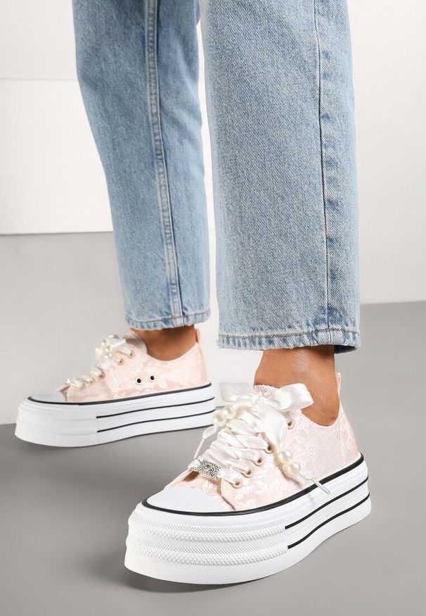 Born2be - Różowe Trampki na Grubej Podeszwie z Perełkami Korami. Okazja: na spacer, na co dzień. Zapięcie: sznurówki. Kolor: różowy. Materiał: jeans. Styl: casual, glamour, klasyczny, elegancki