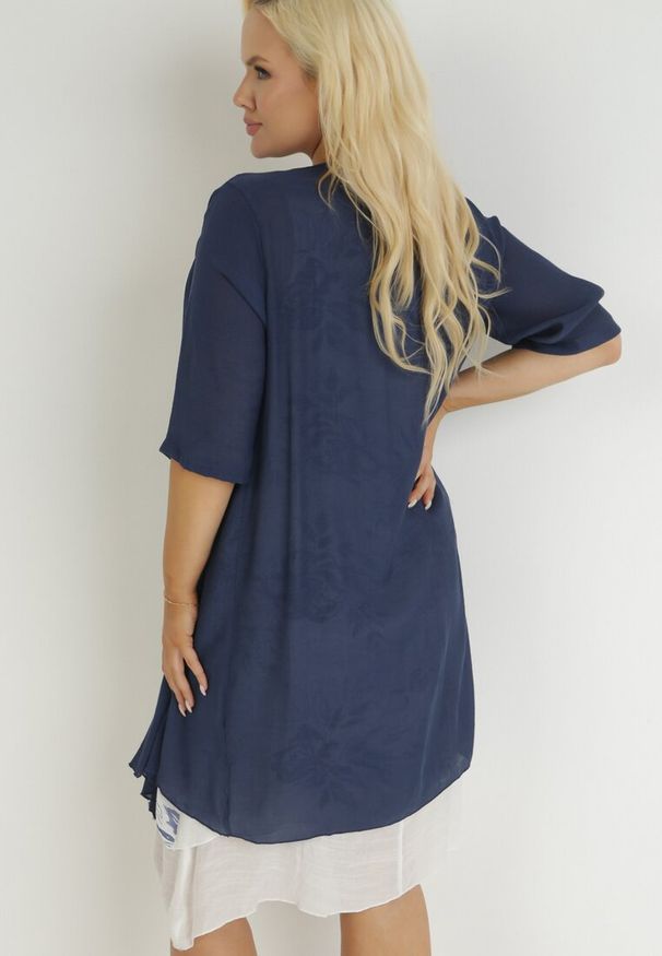 Born2be - Granatowo-Biała Trapezowa Sukienka Midi z Bawełny w Kwiaty i Narzutka Elephira. Kolor: niebieski. Materiał: bawełna. Długość rękawa: bez rękawów. Wzór: kwiaty. Typ sukienki: trapezowe. Długość: midi