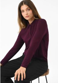 Volcano - Longsleeve polo L-TOPAZ. Okazja: do pracy, na spotkanie biznesowe. Typ kołnierza: polo. Kolor: czerwony. Materiał: materiał, dzianina, jeans. Długość rękawa: długi rękaw. Długość: długie. Wzór: gładki. Styl: biznesowy, klasyczny, elegancki #1