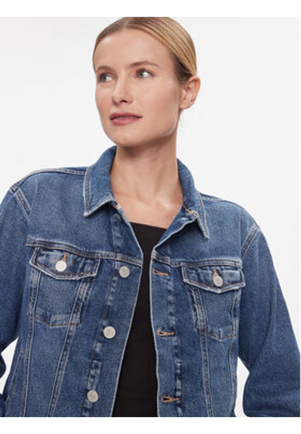 Tommy Jeans Kurtka jeansowa DW0DW16986 Niebieski Mom Fit. Kolor: niebieski. Materiał: bawełna