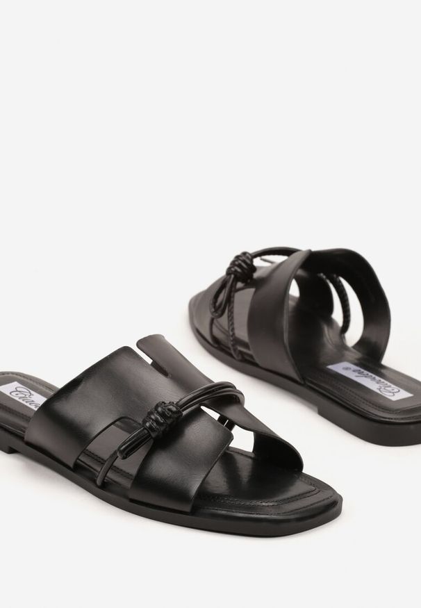 Born2be - Czarne Klapki z Wycięciami i Wiązaniem Tesuila. Okazja: na spacer, na co dzień. Kolor: czarny. Materiał: jeans. Sezon: lato. Styl: elegancki, casual
