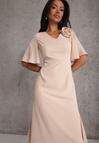 Renee - Beżowa Zwiewna Sukienka Wieczorowa VICES z Aplikacją 3D w Kształcie Kwiatu Themira. Typ kołnierza: dekolt w kształcie V. Kolor: beżowy. Wzór: aplikacja, kwiaty. Styl: wizytowy #4