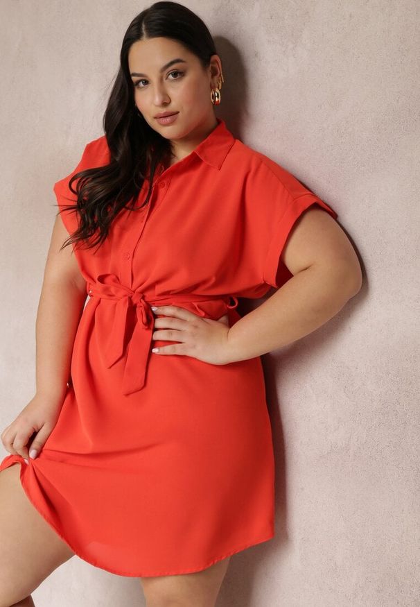 Renee - Pomarańczowa Sukienka Koszulowa Wiązana w Pasie z Krótkimi Rękawami Wellwood. Kolekcja: plus size. Kolor: pomarańczowy. Materiał: tkanina. Długość rękawa: krótki rękaw. Wzór: gładki. Sezon: lato, wiosna. Typ sukienki: koszulowe. Długość: midi