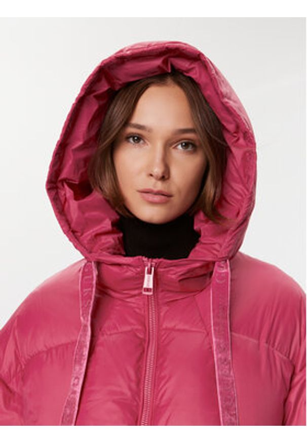 Guess Kurtka zimowa Letizia W3BL21 WG0V0 Czerwony Regular Fit. Kolor: czerwony. Materiał: syntetyk. Sezon: zima