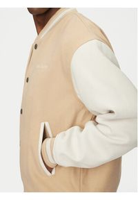 Guess Jeans Kurtka bomber M5RL32 WHAC2 Beżowy Regular Fit. Kolor: beżowy. Materiał: syntetyk #2