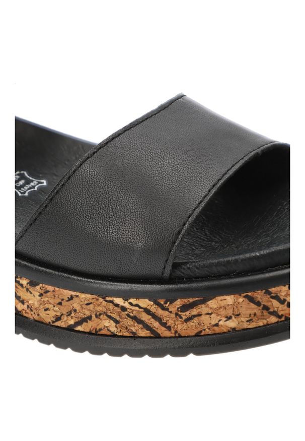 Czarne Sandały Rieker Modne Obuwie Damskie. Zapięcie: klamry. Kolor: czarny. Wzór: motyw zwierzęcy. Sezon: lato. Styl: elegancki