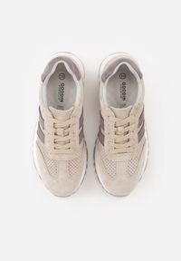 Born2be - Jasnobeżowe Zamszowe Sneakersy Ozdobione Perforacją i Paskami Semielle. Okazja: na spacer, na co dzień. Zapięcie: pasek. Kolor: beżowy. Materiał: zamsz. Wzór: aplikacja. Sport: turystyka piesza #5