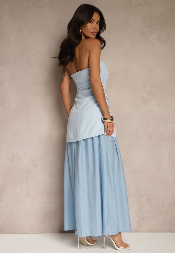 Renee - Niebieska Sukienka Koktajlowa z Dekoltem Bandeau Ozdobiona Marszczeniem Folimmea. Okazja: na ślub cywilny, na wesele. Kolor: niebieski. Wzór: aplikacja. Styl: wizytowy