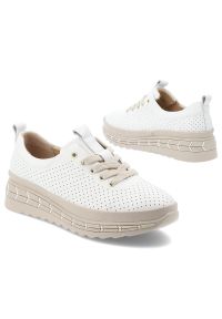 Półbuty damskie Filippo, ze skóry naturalnej perforowana cholewka sznurowane gruba podeszwa casual komfortowe, białe, DP7803/26. Okazja: na co dzień. Kolor: biały. Materiał: skóra. Szerokość cholewki: normalna. Styl: casual #2