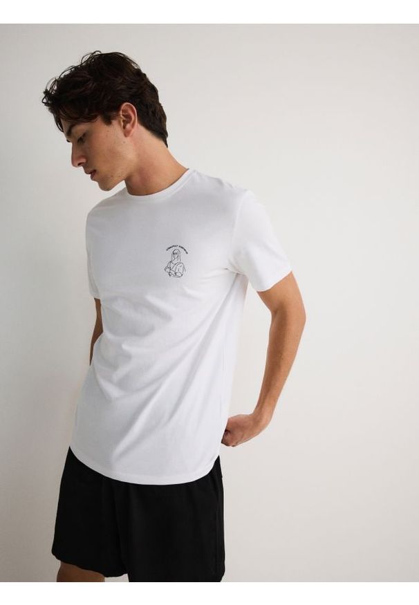 Reserved - T-shirt regular z nadrukiem na plecach - biały. Kolor: biały. Materiał: bawełna, dzianina. Wzór: nadruk