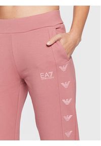 EA7 Emporio Armani Spodnie dresowe 6LTP69 TJJRZ 1438 Różowy Regular Fit. Kolor: różowy. Materiał: bawełna, dresówka #3
