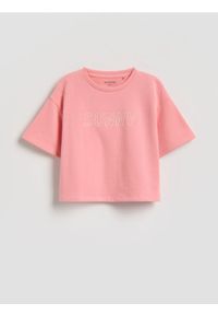 Reserved - Luźny t-shirt z nadrukiem - brzoskwiniowy. Kolor: pomarańczowy. Materiał: bawełna. Wzór: nadruk