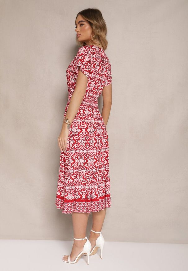 Renee - Czerwona Rozkloszowana Sukienka z Bawełny w Print Paisley Lanarisa. Okazja: na co dzień. Typ kołnierza: dekolt w kształcie V. Kolor: czerwony. Materiał: bawełna. Długość rękawa: krótki rękaw. Wzór: paisley, nadruk. Sezon: lato. Styl: elegancki, casual