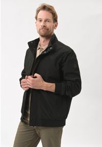Volcano - Kurtka przejściowa J-BOTEGA. Typ kołnierza: kołnierzyk stójkowy. Kolor: czarny. Materiał: poliester, materiał. Sezon: wiosna. Styl: elegancki, klasyczny #1