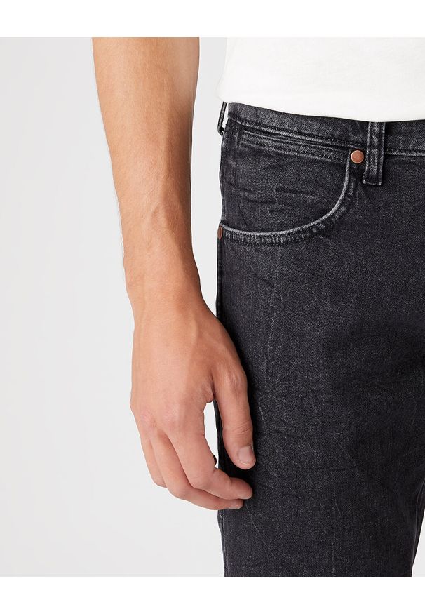 Wrangler - WRANGLER LARSTON MĘSKIE SPODNIE JEANSOWE JEANS DŻINSY BLACK LIGHTNING W18S8930A 112145861