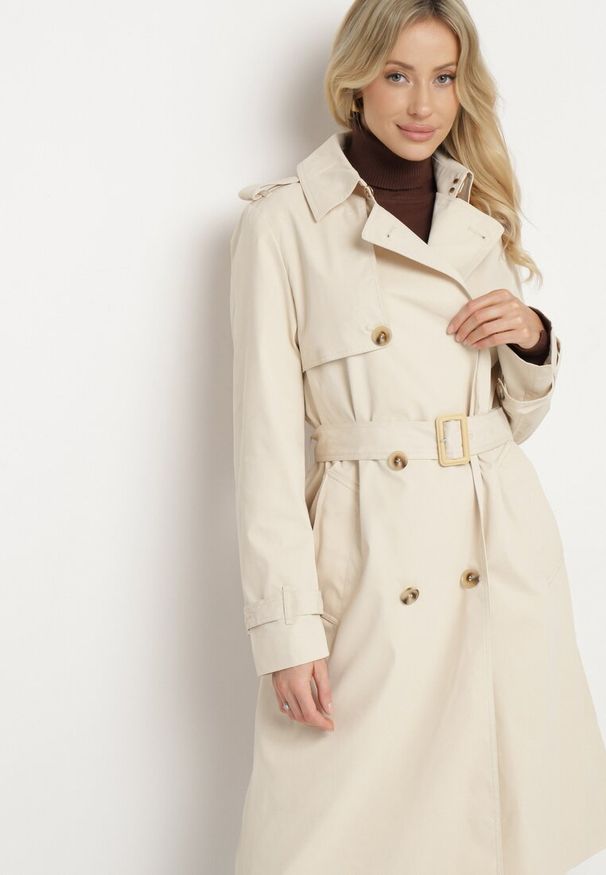 Born2be - Beżowy Klasyczny Płaszcz Trencz o Dwurzędowym Kroju z Paskiem i Klapą Sareti. Okazja: na co dzień. Kolor: beżowy. Materiał: jeans. Wzór: paski. Sezon: jesień, wiosna. Styl: klasyczny