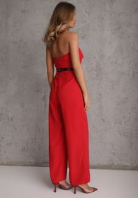 Renee - Czerwony Kombinezon VICES Bandeau z Falbankami i Paskiem w Eleganckim Stylu Pinoia. Kolor: czerwony. Długość rękawa: bez rękawów. Styl: elegancki #2