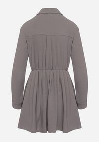 Born2be - Szara Asymetryczna Sukienka o Koszulowym Kroju z Gumką w Talii Elodina. Kolor: szary. Długość rękawa: długi rękaw. Typ sukienki: asymetryczne, koszulowe. Styl: sportowy, elegancki #4