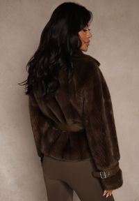 Renee - Brązowa Kurtka Futerko z Paskiem z Imitacji Skóry Zdobiona Klamerkami Jynlisa. Okazja: na co dzień. Kolor: brązowy. Materiał: skóra, futro. Wzór: aplikacja. Styl: casual #5