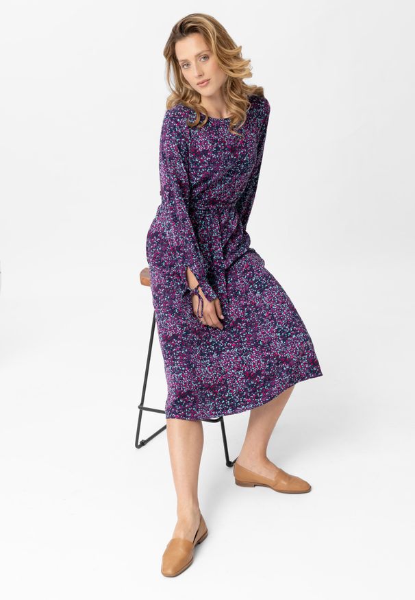 Volcano - Wzorzysta sukienka G-ELLA. Okazja: na co dzień. Materiał: wiskoza, materiał. Długość rękawa: długi rękaw. Wzór: kolorowy. Typ sukienki: proste. Styl: casual, klasyczny. Długość: midi