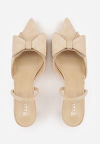 Born2be - Beżowe Szpilki z Imitacji Zamszu z Odkrytą Piętą i Aplikacją z Kokardą Asteodora. Nosek buta: otwarty. Kolor: beżowy. Materiał: zamsz. Wzór: aplikacja. Sezon: lato. Obcas: na szpilce. Styl: klasyczny. Wysokość obcasa: średni #9