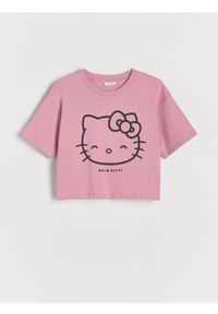 Reserved - T-shirt z nadrukiem Hello Kitty - brudny róż. Kolor: różowy. Materiał: bawełna. Długość: krótkie. Wzór: nadruk, motyw z bajki