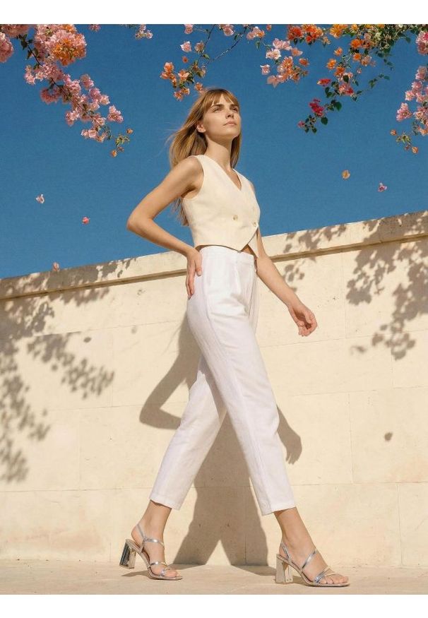 Sinsay - Eleganckie spodnie z zakładkami - kremowy. Kolor: kremowy. Styl: elegancki