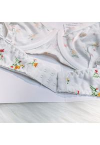 Intica - Komplet bielizny z delikatnym zdobieniem Jocelyne. Kolor: biały. Materiał: materiał. Wzór: aplikacja #9