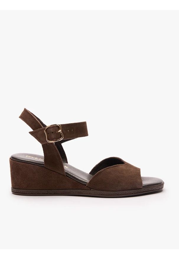 Ryłko - Ciemnobrązowe sandały na koturnie. Nosek buta: okrągły. Zapięcie: sprzączka. Kolor: brązowy. Materiał: welur, skóra. Obcas: na koturnie. Styl: street, elegancki