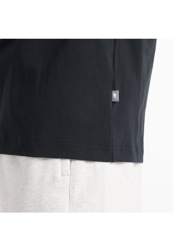 Koszulka męska New Balance MT51974BK – czarna. Kolor: czarny. Materiał: bawełna, dresówka. Wzór: aplikacja