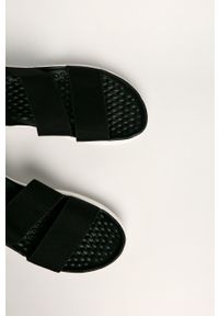 Crocs - Sandały. Kolor: czarny. Materiał: materiał, guma. Wzór: gładki #2