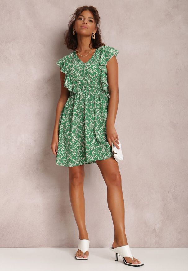 Renee - Zielona Sukienka Phoaeia. Typ kołnierza: dekolt w serek, kołnierz z falbankami. Kolor: zielony. Materiał: tkanina, guma. Wzór: kwiaty. Długość: mini