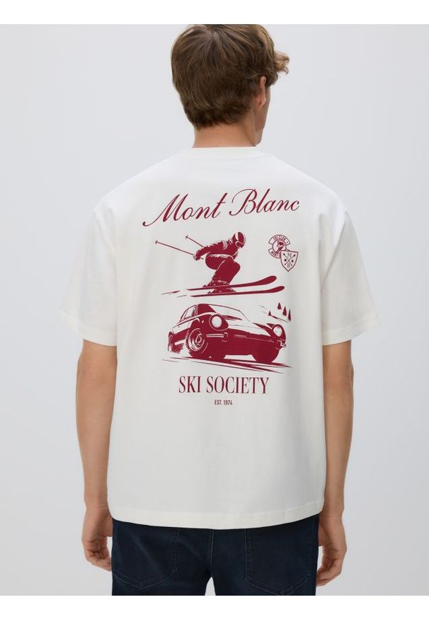 Reserved - T-shirt boxy z nadrukiem na plecach - złamana biel. Materiał: dzianina, bawełna. Wzór: nadruk