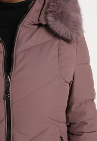 Born2be - Ciemnofioletowa Kurtka Pikowana z Ozdobnymi Przeszyciami Ozdobiona Futerkiem Sarittia. Okazja: na spacer, na co dzień. Kolor: fioletowy. Materiał: futro. Wzór: aplikacja. Sezon: zima. Styl: klasyczny, casual, elegancki #3