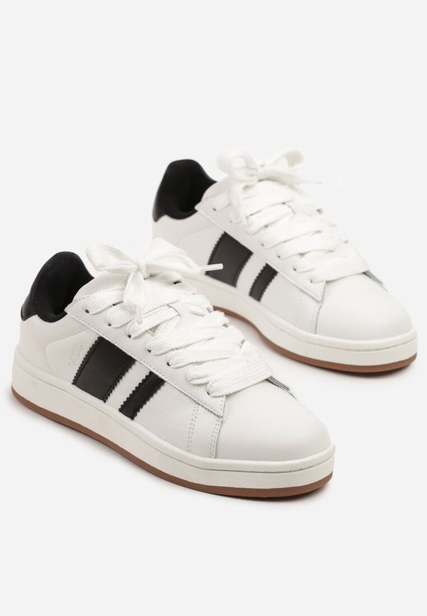 Born2be - Biało-Czarne Buty Sportowe z Przeszyciami Palaviela. Okazja: na co dzień. Kolor: biały. Materiał: zamsz, jeans