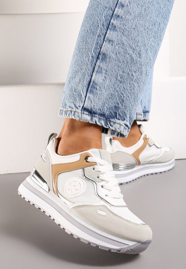 Renee - Biało-Szare Sneakersy na Niskiej Platformie z Metalicznym Paskiem za Kostkę Dapphira. Okazja: na imprezę, na co dzień. Wysokość cholewki: za kostkę. Zapięcie: pasek. Kolor: biały. Materiał: jeans, skóra. Obcas: na platformie