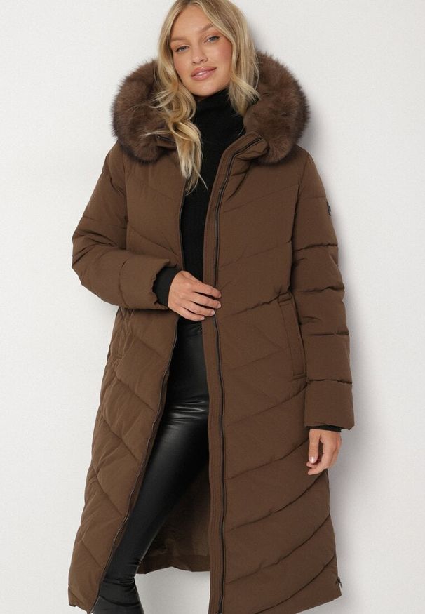 Born2be - Brązowa Długa Kurtka z Pikowanymi Przeszyciami i Kapturem z Futerkiem Galella. Okazja: na co dzień. Kolor: brązowy. Materiał: futro. Długość: długie. Styl: klasyczny, casual, elegancki