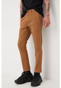 Superdry spodnie męskie kolor brązowy w fasonie chinos. Kolor: brązowy. Materiał: tkanina