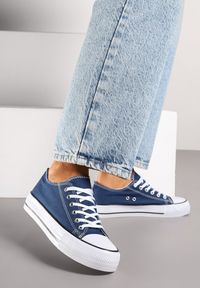 Renee - Granatowe Klasyczne Trampki Przed Kostkę Xarosa. Okazja: na spacer. Wysokość cholewki: przed kostkę. Nosek buta: okrągły. Kolor: niebieski. Materiał: jeans. Obcas: na obcasie. Styl: klasyczny. Wysokość obcasa: niski #5