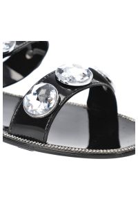 Czarne Klapki Moow Eleganckie Buty Na Lato. Okazja: na co dzień. Kolor: czarny. Materiał: skóra ekologiczna, jeans, materiał, lakier. Wzór: paski, aplikacja. Sezon: lato. Styl: elegancki #6