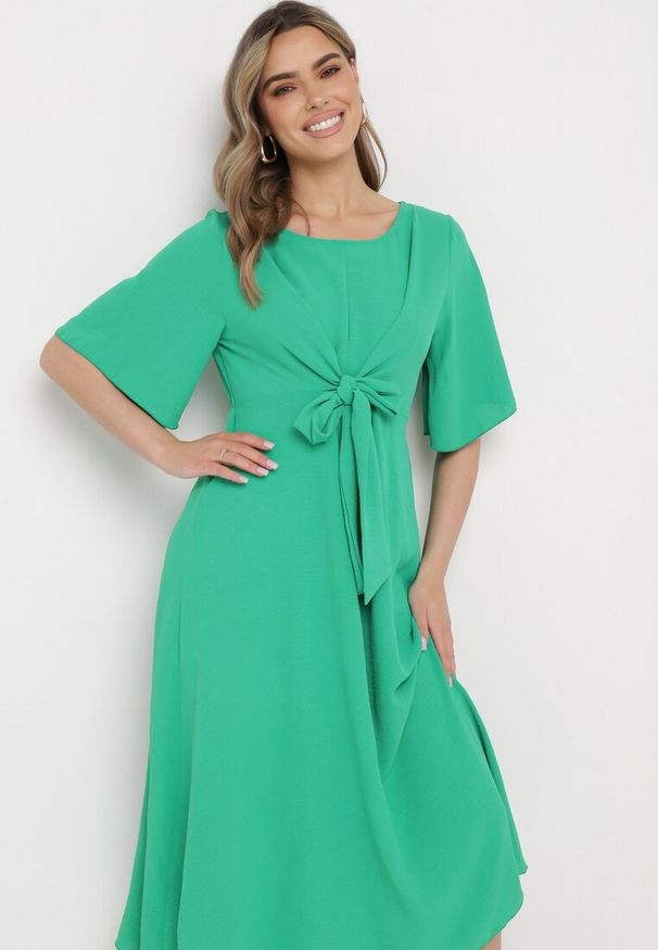 Born2be - Ciemnozielona Sukienka Maxi z Ozdobnym Wiązaniem i Gumką w Talii Myrcella. Kolor: zielony. Długość: maxi