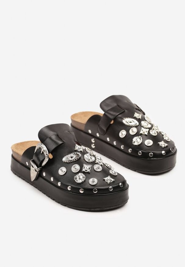 Renee - Czarne Rockowe Klapki Mule Zdobione Klamrami i Biżuteryjnymi Aplikacjami Tidanoriel. Kolor: czarny. Materiał: skóra, jeans. Wzór: aplikacja. Obcas: na płaskiej podeszwie. Styl: rockowy