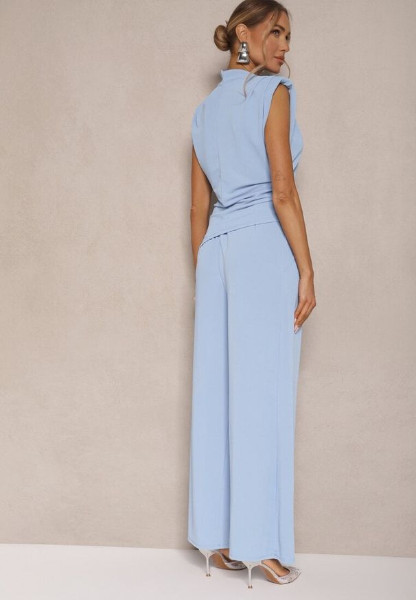 Renee - Jasnoniebieski Komplet Bluzka z Poduszkami w Ramionach i Proste Spodnie z Gumką w Pasie Divanes. Kolor: niebieski