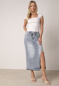 Born2be - Niebieska Jeansowa Spódnica z Bawełną Wysokim Stanem i Rozcięciem na Nogę Vikinori. Okazja: na co dzień, do pracy. Stan: podwyższony. Kolor: niebieski. Materiał: bawełna, jeans. Styl: casual, klasyczny #6