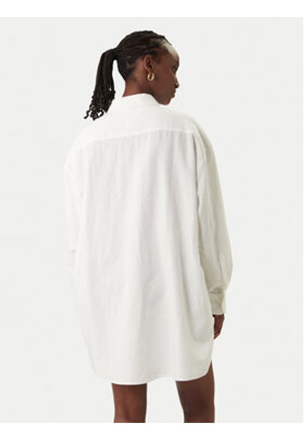 Tommy Jeans Sukienka koszulowa DW0DW22344 Biały Relaxed Fit. Kolor: biały. Materiał: len. Typ sukienki: koszulowe