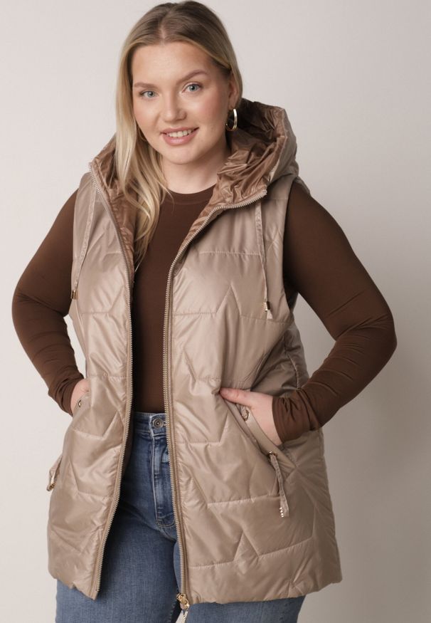 Born2be - Jasnobrązowa Kamizelka z Nieodpinanym Kapturem i Geometrycznym Pikowaniem Kalousa. Okazja: na co dzień. Kolor: brązowy. Materiał: jeans, dresówka. Długość rękawa: długi rękaw. Wzór: geometria. Styl: casual, klasyczny