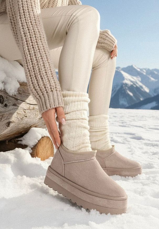 Born2be - Jasnobeżowe Śniegowce Vices z Krótką Cholewką Ocieplone Futerkiem Grelfedi. Okazja: na co dzień. Kolor: beżowy. Materiał: futro. Szerokość cholewki: normalna. Sezon: zima. Styl: elegancki, casual