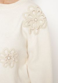 Born2be - Jasnobeżowy Sweter z Bawełną i Aplikacjami Kwiatów 3D Erosavia. Okazja: na co dzień. Kolor: beżowy. Materiał: bawełna. Wzór: kwiaty, aplikacja. Styl: casual, elegancki #5
