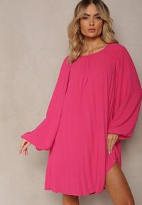 Renee - Fuksjowa Rozkloszowana Sukienka Ozdobiona Plisowaniem i Bufiastymi Rękawami Ksarina. Kolor: różowy. Wzór: aplikacja. Typ sukienki: rozkloszowane. Styl: elegancki